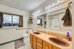 < 1 Mi to Kenai River: Spacious Cabin w/ Deck!