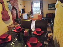 Llandovery - Cottage - Sleeps4 - Parking Secure Lock up for Bikes