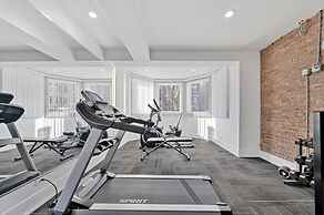 3 Bed 3 Bath Lakefront Oasis, Parking Included 3 Bedroom Apts