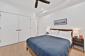 3 Bed 3 Bath Lakefront Oasis, Parking Included 3 Bedroom Apts