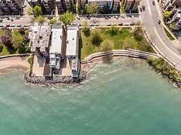 3 Bed 3 Bath Lakefront Oasis, Parking Included 3 Bedroom Apts
