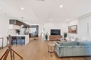 3 Bed 3 Bath Lakefront Oasis, Parking Included 3 Bedroom Apts