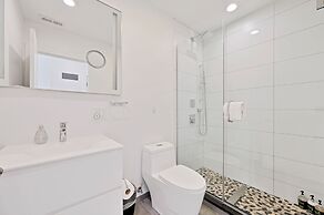 3 Bed 3 Bath Lakefront Oasis, Parking Included 3 Bedroom Apts