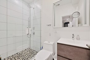 3 Bed 3 Bath Lakefront Oasis, Parking Included 3 Bedroom Apts