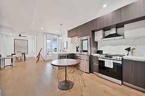 3 Bed 3 Bath Lakefront Oasis, Parking Included 3 Bedroom Apts