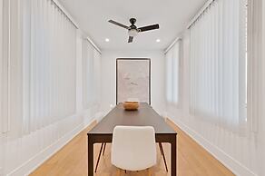 3 Bed 3 Bath Lakefront Oasis, Parking Included 3 Bedroom Apts