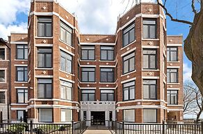 3 Bed 3 Bath Lakefront Oasis, Parking Included 3 Bedroom Apts