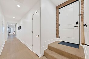 3 Bed 3 Bath Lakefront Oasis, Parking Included 3 Bedroom Apts