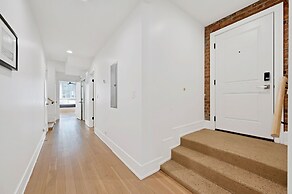 3 Bed 3 Bath Lakefront Oasis, Parking Included 3 Bedroom Apts