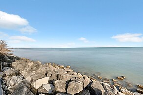 3 Bed 3 Bath Lakefront Oasis, Parking Included 3 Bedroom Apts