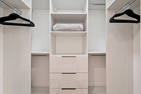 3 Bed 3 Bath Lakefront Oasis, Parking Included 3 Bedroom Apts