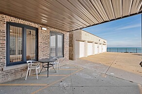 3 Bed 3 Bath Lakefront Oasis, Parking Included 3 Bedroom Apts