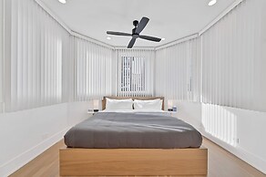 3 Bed 3 Bath Lakefront Oasis, Parking Included 3 Bedroom Apts