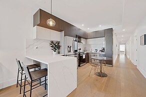 3 Bed 3 Bath Lakefront Oasis, Parking Included 3 Bedroom Apts