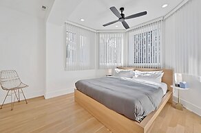 3 Bed 3 Bath Lakefront Oasis, Parking Included 3 Bedroom Apts