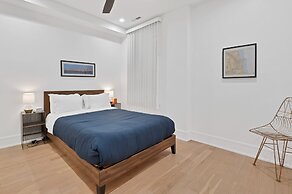 3 Bed 3 Bath Lakefront Oasis, Parking Included 3 Bedroom Apts