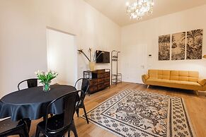 Salutati Apartments by MMega