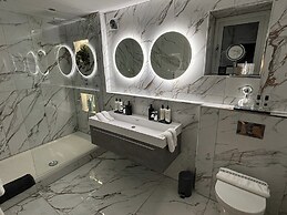 Sheffield-apartment-sleeps4-parking-hottub