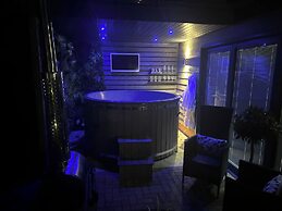 Sheffield-apartment-sleeps4-parking-hottub