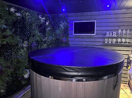 Sheffield-apartment-sleeps4-parking-hottub