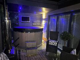 Sheffield-apartment-sleeps4-parking-hottub