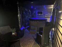 Sheffield-apartment-sleeps4-parking-hottub