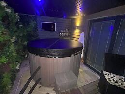 Sheffield-apartment-sleeps4-parking-hottub