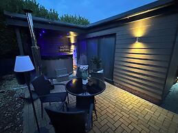 Sheffield-apartment-sleeps4-parking-hottub
