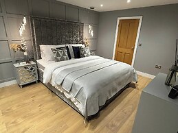 Sheffield-apartment-sleeps4-parking-hottub