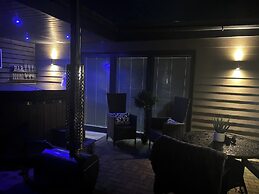 Sheffield-apartment-sleeps4-parking-hottub