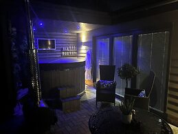 Sheffield-apartment-sleeps4-parking-hottub