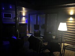 Sheffield-apartment-sleeps4-parking-hottub