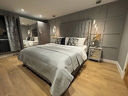 Sheffield-apartment-sleeps4-parking-hottub