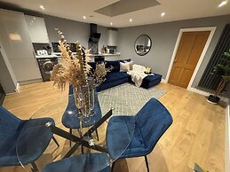 Sheffield-apartment-sleeps4-parking-hottub