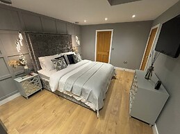 Sheffield-apartment-sleeps4-parking-hottub