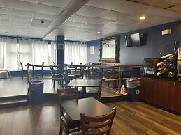 Hilltop Inn & Suites