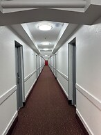 Hilltop Inn & Suites