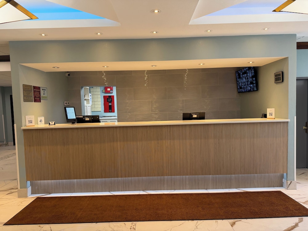 Hilltop Inn & Suites