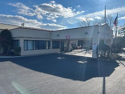 Hilltop Inn & Suites