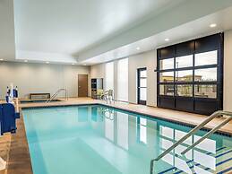 La Quinta Inn And Suites By Wyndham Lincoln