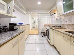 Casa na Granja Viana em frente à reserva ambiental