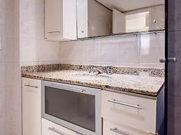 Casa na Granja Viana em frente à reserva ambiental