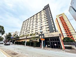 Casa na Granja Viana em frente à reserva ambiental