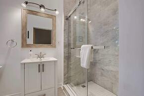 Casa Queen East Jaw Dropping 3BR Suite