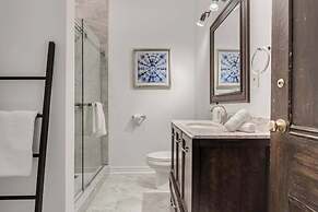 Casa Queen East Jaw Dropping 3BR Suite