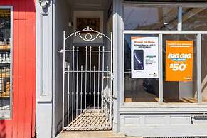 Casa Queen East Jaw Dropping 3BR Suite