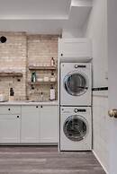 Casa Queen East Jaw Dropping 3BR Suite