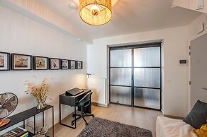 Stylish 3 Bd 3 Bath Duplex In Brussels
