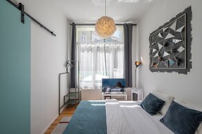 Stylish 3 Bd 3 Bath Duplex In Brussels