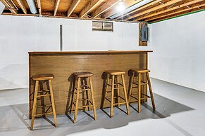 2 Mi to Downtown Logansport: Quiet Home w/ Grill